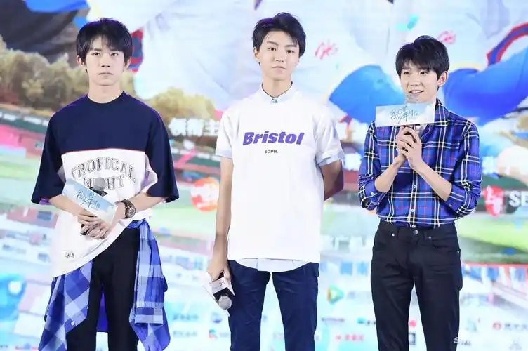 薛之谦头顶奶奶灰挖鼻孔 tfboys火车上站6小时仍神采奕奕