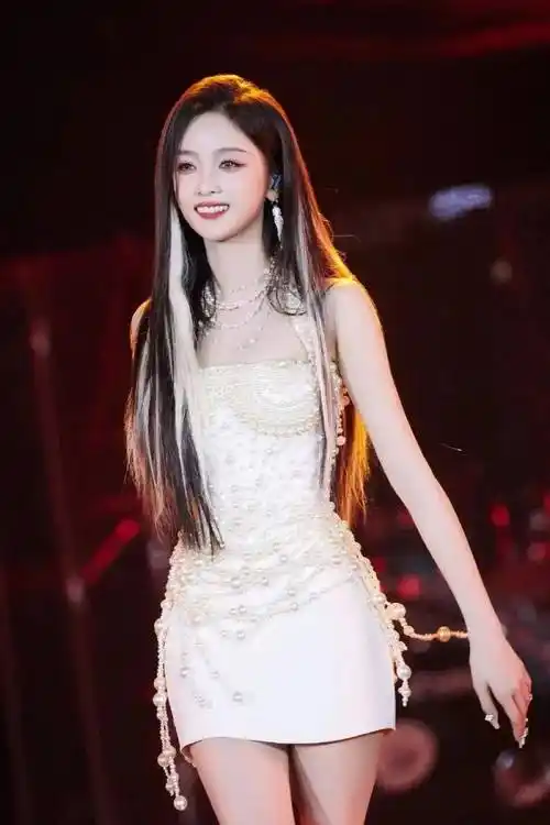 她曾是女子演唱组合宇宙少女和火箭少女101的成员.