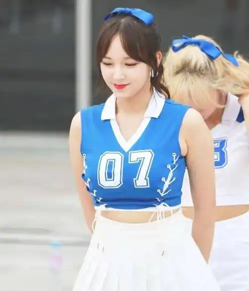 程潇:美艳动人的人间芭比,穿泳装风采展现独特魅力_舞蹈_生活_艺术