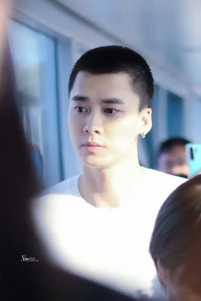 李易峰抵达上饶返回剧组继续拍摄寸头白t简约帅气鲨人于无形