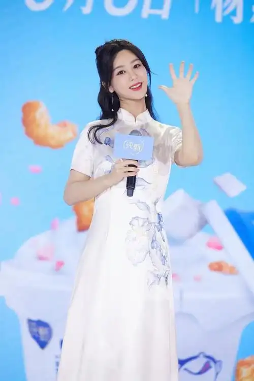 杨紫白色旗袍优雅时尚写真,一颦一笑尽显温婉气质.