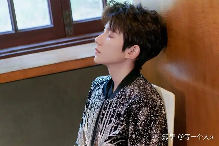 想收集2021年王源的好看的图片最好是横屏的不要那种摆拍的有吗