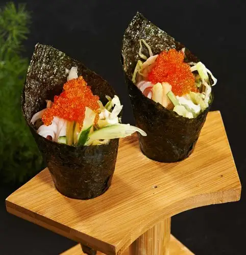 手卷:把寿司卷成圆锥体状(类似冰淇淋甜筒),"手卷"其实是"卷鮨"的一种