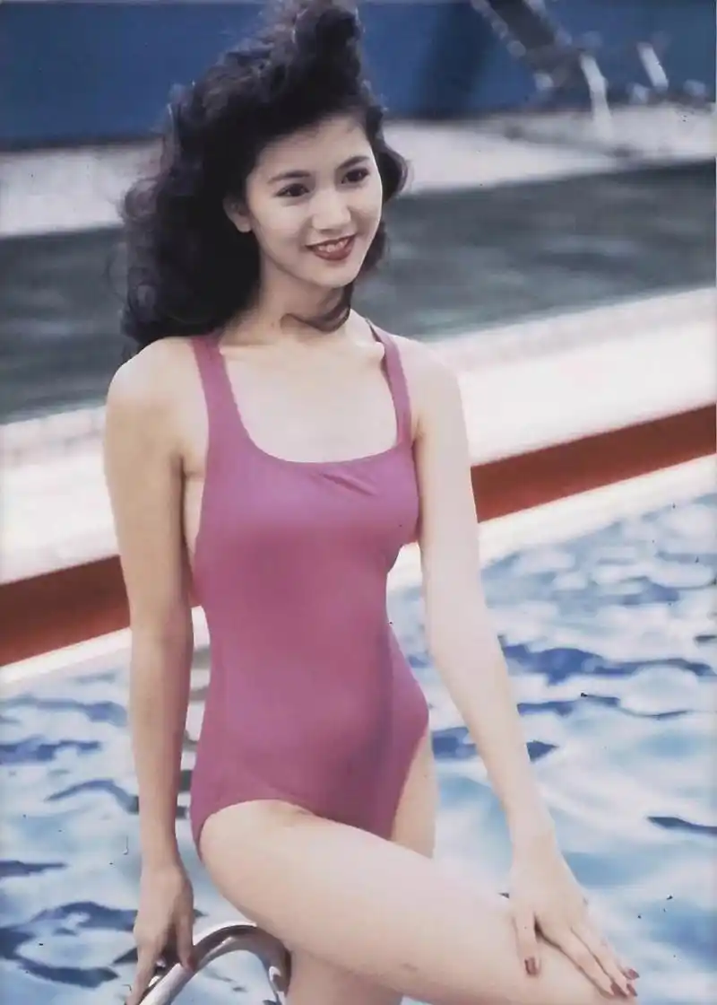 袁咏仪靓靓年轻时这张泳装照我不允许有人没看过,笑的好明媚