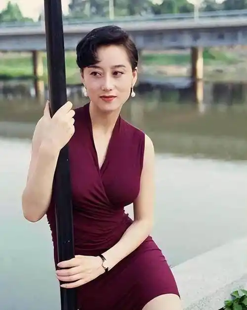 61岁利智罕现身,头发稀疏双颊下垂似妇女,曾被誉为港圈第一女子