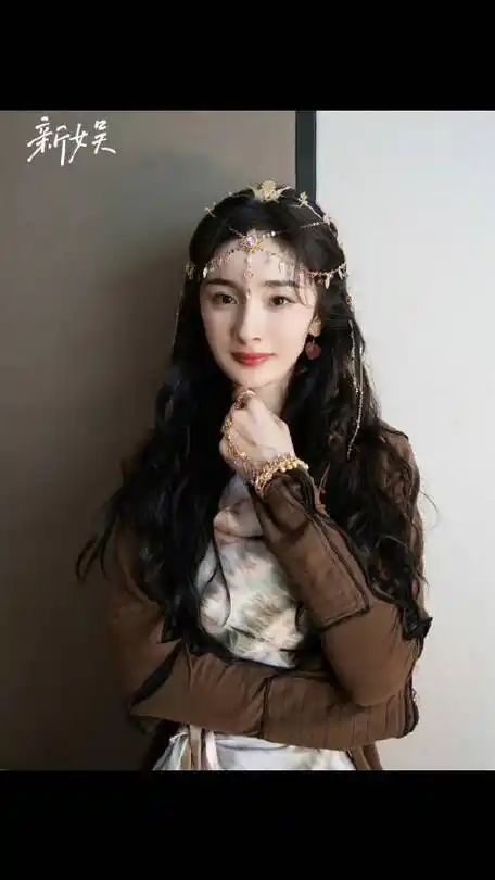 杨幂最新卷发异域公主造型好美!