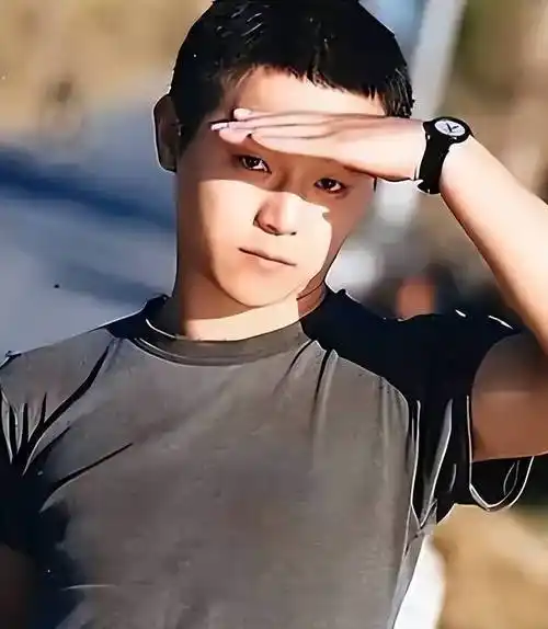 想当年,窦唯凭借他的魅力和才华迷倒了王菲,可以想象,他年轻时的"杀伤