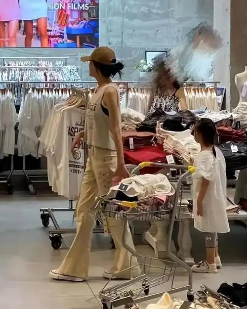 董子健和孙怡,尽管各自生活各异,但对女儿的爱始终不变.