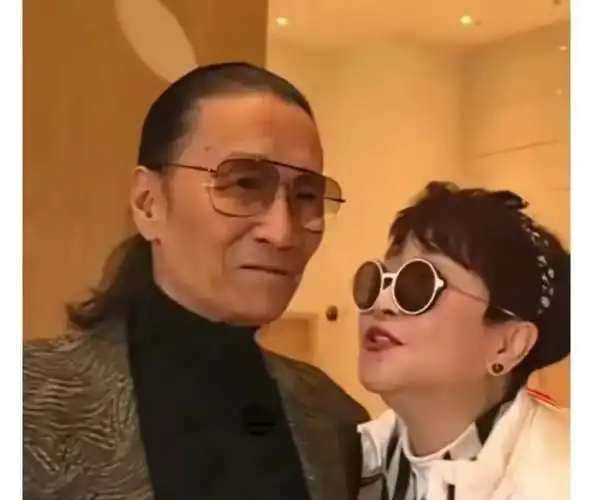 谢霆锋现身澳门,素颜编发越来越像老爸谢贤,提起王菲一脸笑意