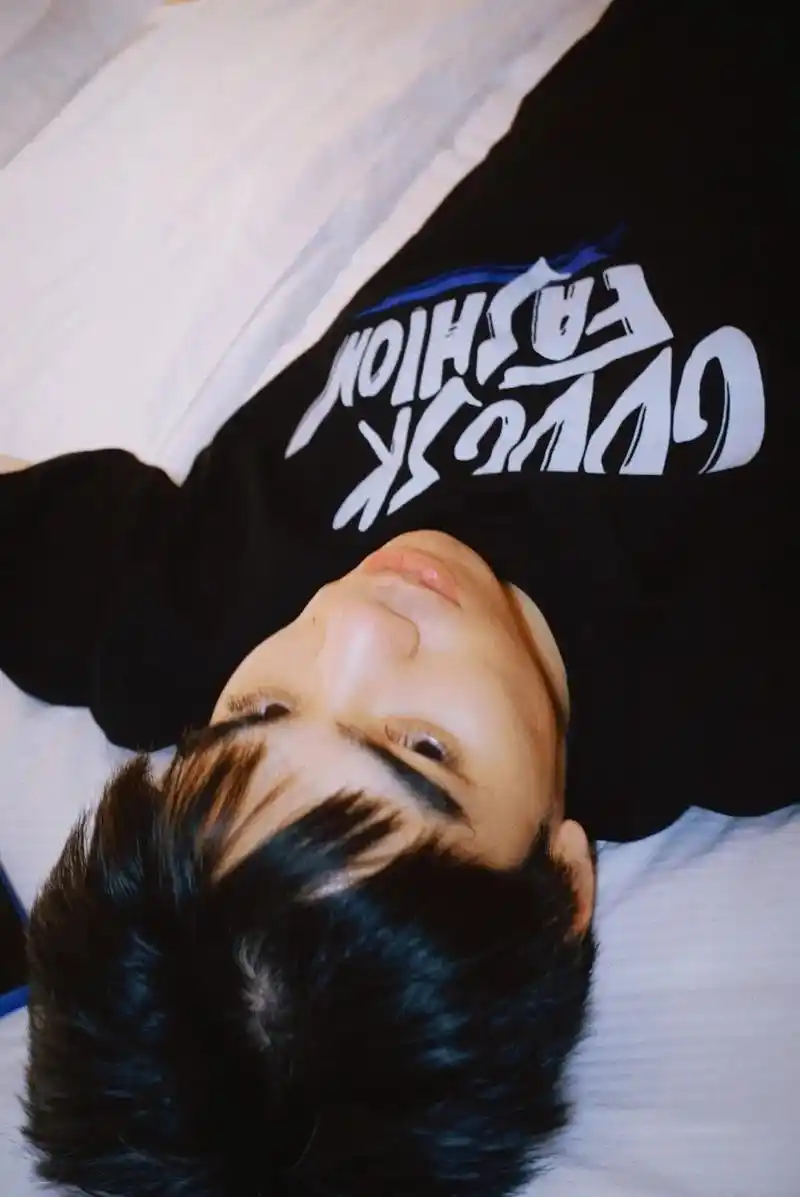 眼神里的故事.#男生写真 #侧颜 #可狼可奶 #眼神 - 抖音