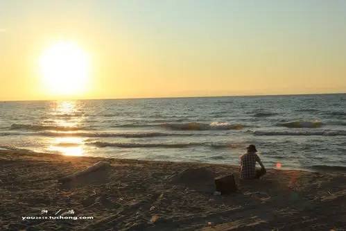 独自看海 br /> 日本 新泻 日本海 海滩只有一个人独自看着日落