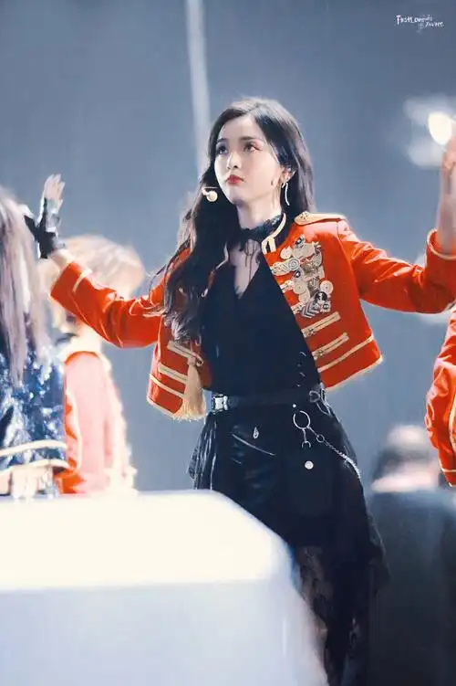 天猫618晚会愿你永远意气风发而我永远热泪盈眶@火箭少女101_吴宣仪