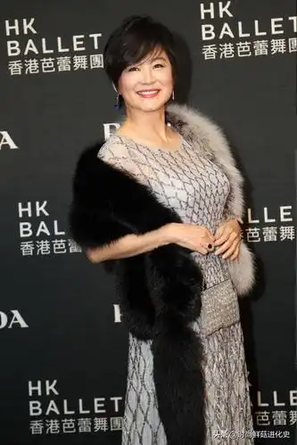 林青霞真老了,穿纱裙优雅,未修图皱纹抢眼,这才是65岁真实模样
