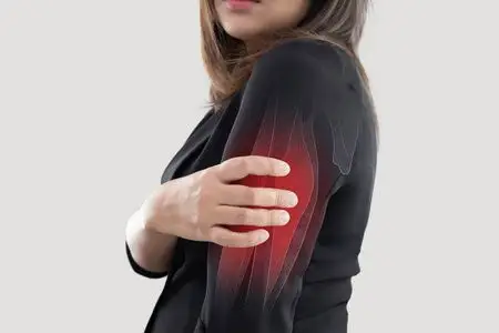 妇女与上部胳膊痛苦肩痛女人抱着她美丽的健康手腕和按摩在疼痛区域