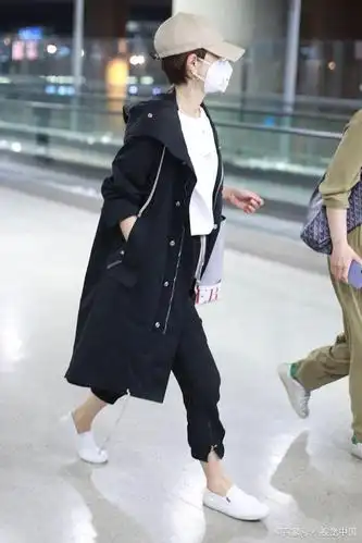 女星马伊琍打扮低调,包裹严实亮相上海机场,金色手链比较抢镜