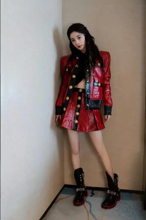 杨幂红皮衣短裙