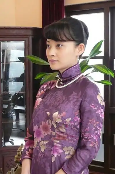 为此,剧组为梅婷加紧赶制了多款或清新素雅或妩媚妖娆的旗袍来贴靠