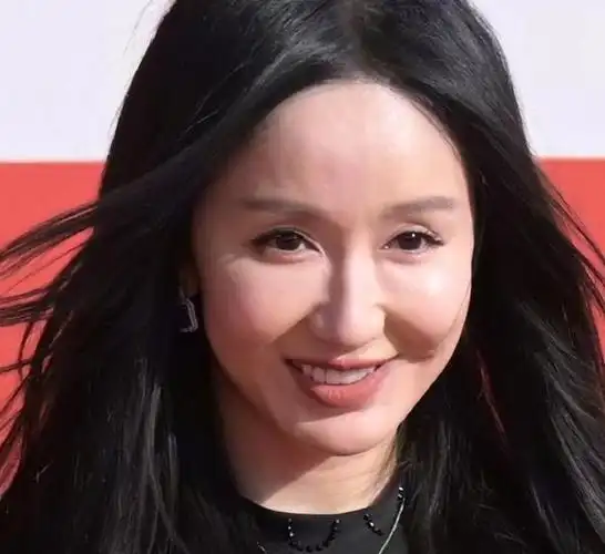 整容脸上镜有多拉胯,北影节这天,36岁的娄艺潇给内娱上了一课