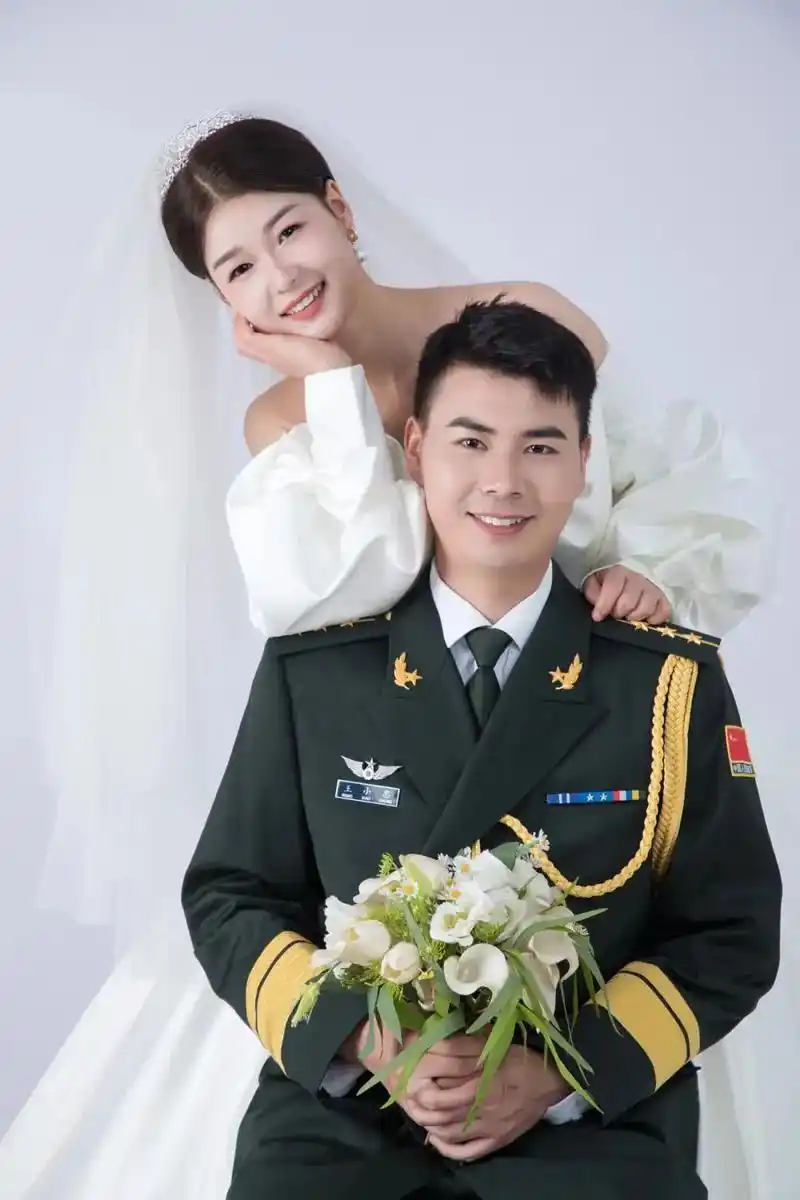 这12对军人的结婚照,都太好看!军人的爱情浪漫又坚定,平凡而 - 抖音
