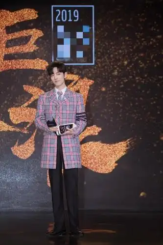 肖战不走寻常路!穿西装不搭衬衫配毛衣,本以为很土,结果帅炸了