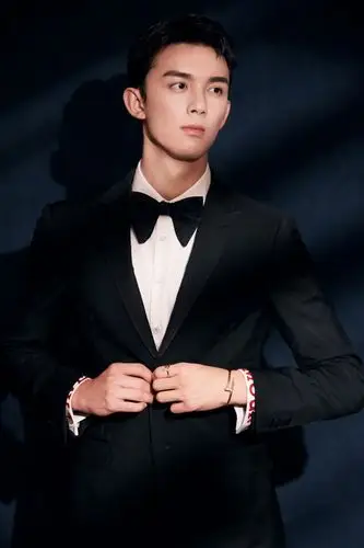 吴磊金鸡奖造型,穿上古驰西装的帅气男孩,越发硬朗英气的少年感