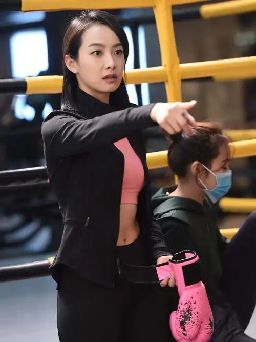 宋茜身穿粉色运动内衣32岁依旧少女