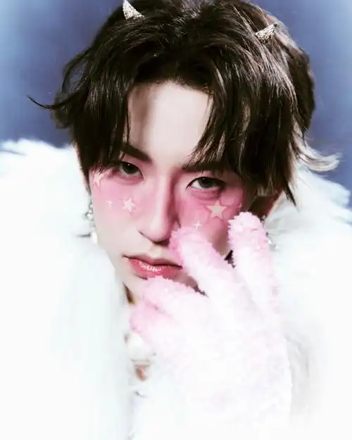 小鬼王琳凯超话#小鬼脸红星星妆#@小鬼-王琳凯贵阳音乐节出发图请查收