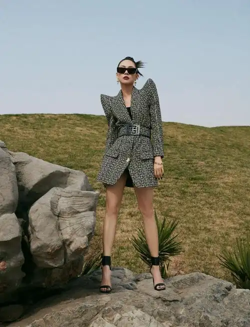 王霏霏fei  67垫肩小西装配上绑带高跟鞋,尽显腰身曲线和修长美腿