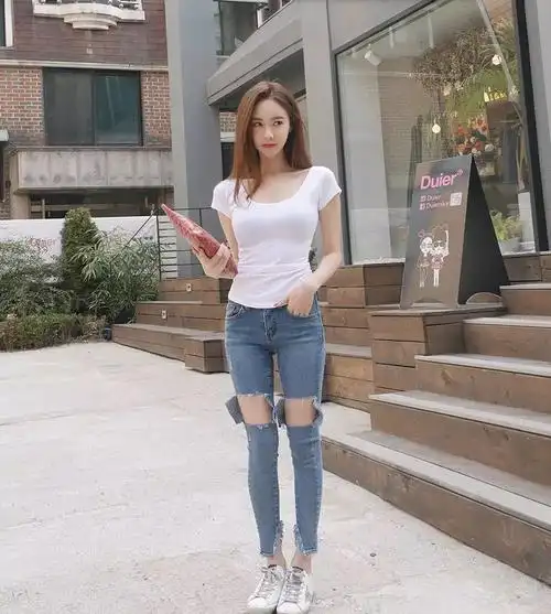 韩国模特金惠美紧身牛仔裤凸显身材