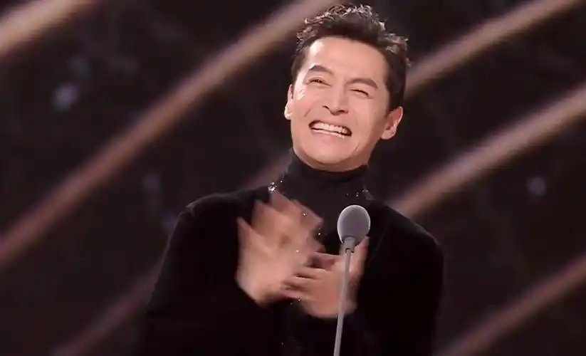 一念出获奖人吴磊的名字,胡歌已经激动到鼓掌鼓出残影,咧嘴大笑,甚至