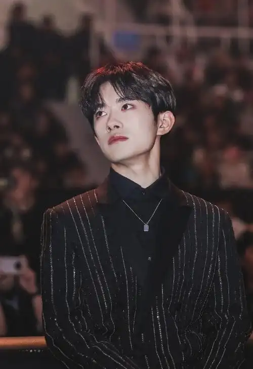 易烊千玺边系扣子边下楼梯#易烊千玺一些气场全开神图出场自带bgm