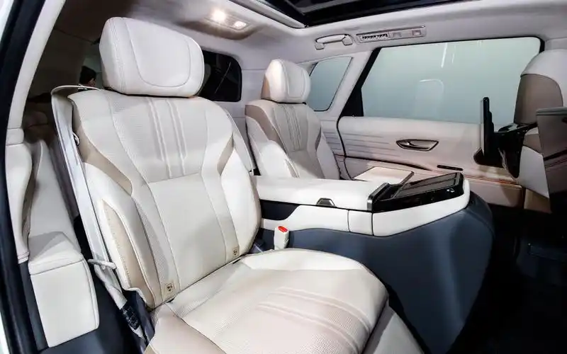 通过实拍图可以看出,全新丰田世纪suv在内饰方面采用了比较简洁的布局