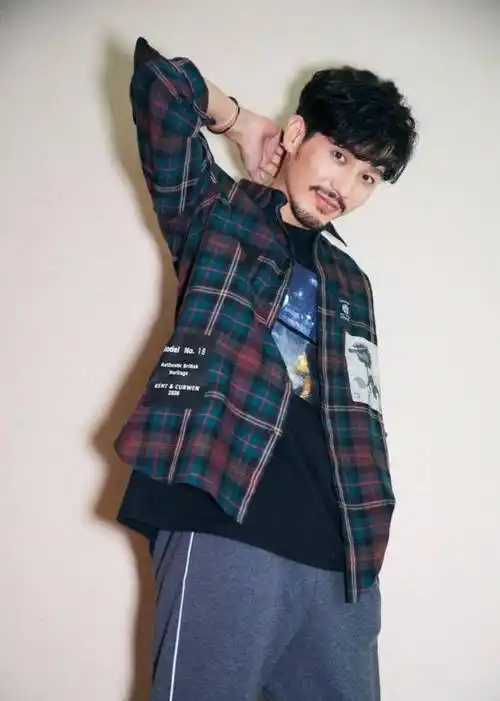 恭喜白宇喜提高富帅,颜值全靠胡子撑,网友:家里有矿就是任性!