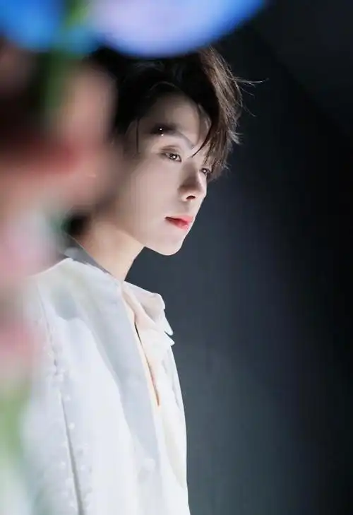 肖宇梁最新随拍,温暖白色系穿搭,展现双面魅力