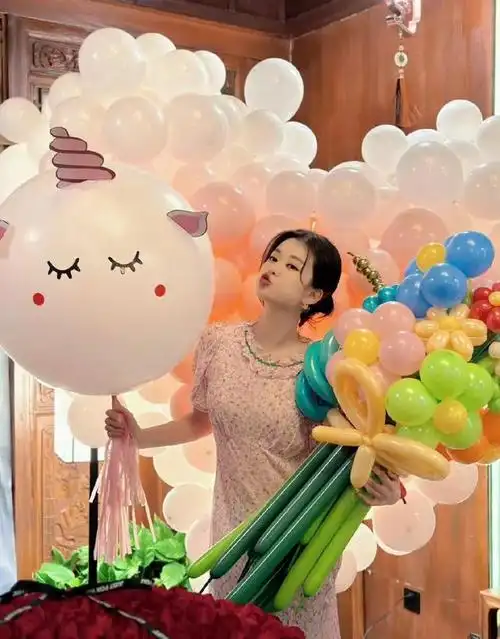 乔欣29岁庆生照穿搭亮眼,粉色碎花裙搭配丸子头,清纯又甜美!