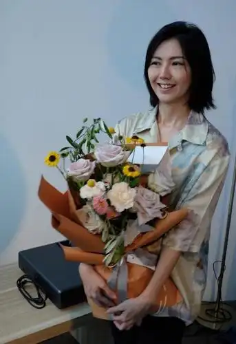 原创孙燕姿42岁庆生晒照!短发配花衬衫减龄青春,素颜出镜笑容超温暖