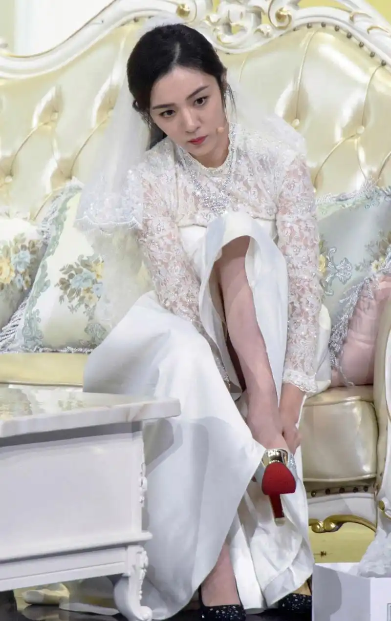 王晓晨穿婚纱现场换高跟鞋. 67