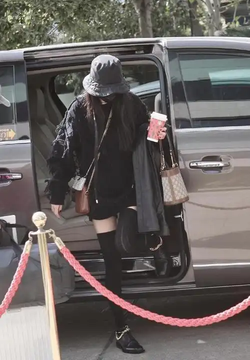 杨幂机场私服美丽黄色搭配极致灰色2021年流行色已穿上身