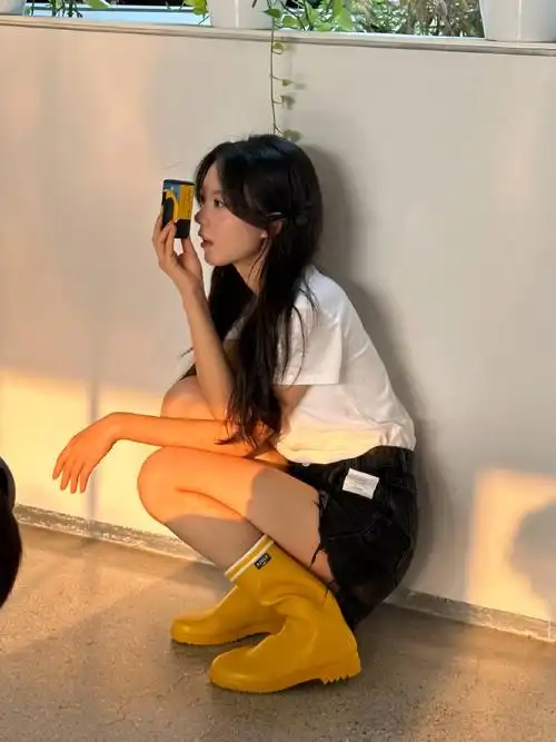 赵今麦黄色雨靴#赵今麦黄色雨靴搭配简单的白t短裤造型清爽活力又