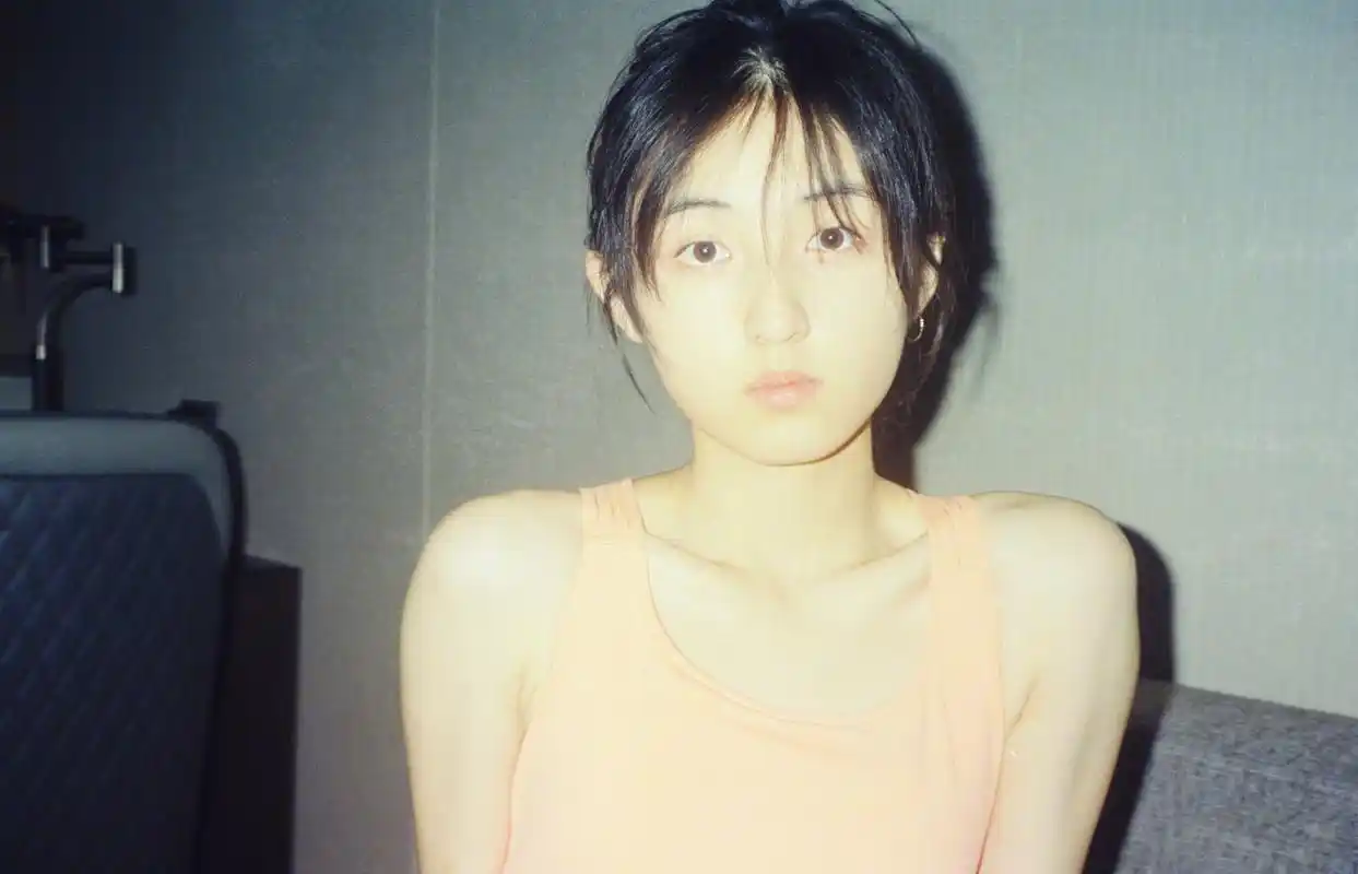 私下日系复古风格的张子枫,穿起裙装甜美到冒泡,18岁少女初成长