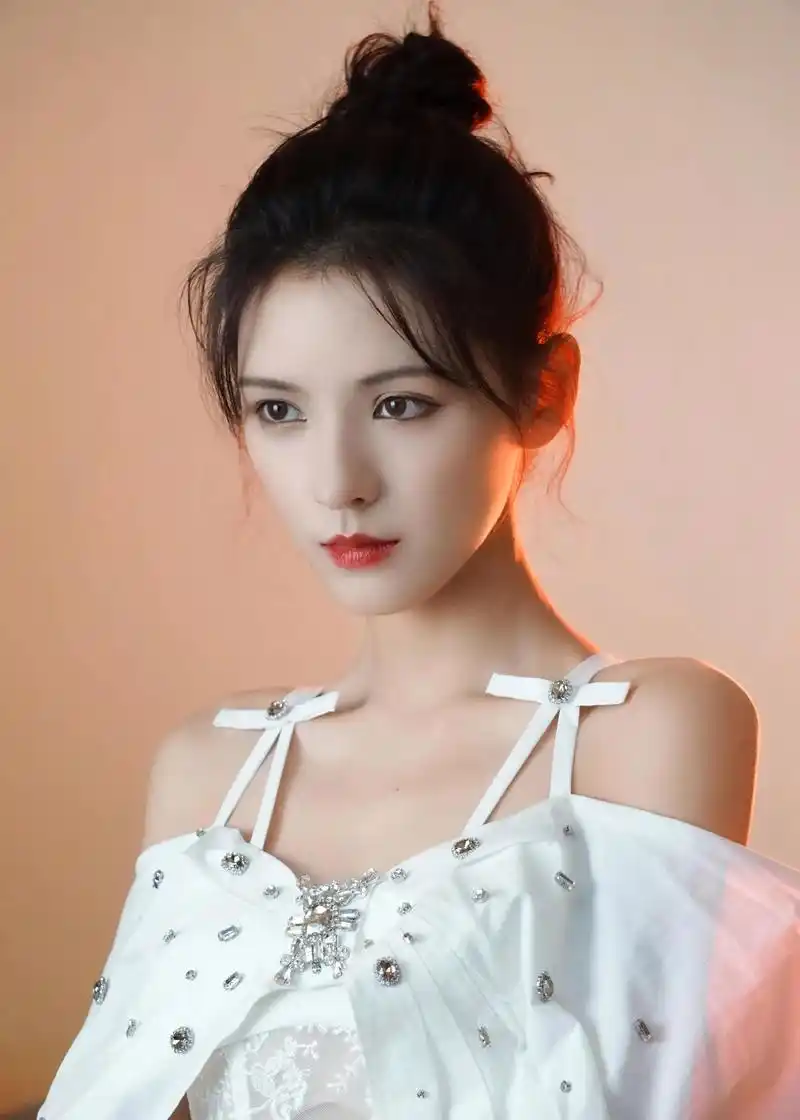 精美图集|张予曦娇俏如花,温柔甜美