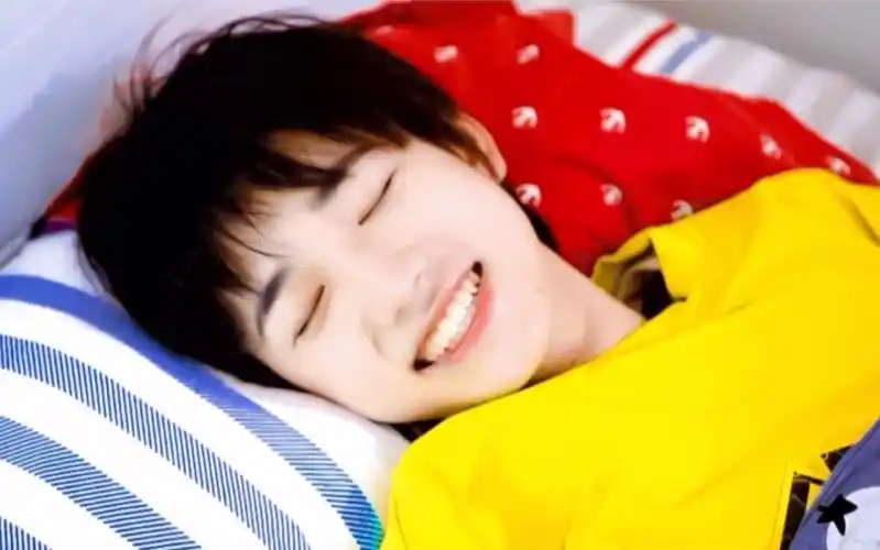 宋亚轩治愈笑容不心动挑战没人能撑过30秒