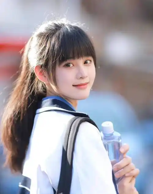 高二学生妹,高颜值清纯甜美迷人小姐姐,娃娃脸刘海马尾辫小仙女_光芒