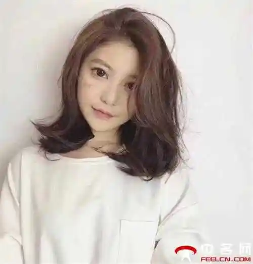 齐刘海中长发纹理烫图片时髦洋气又好打理