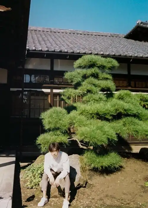 分享一组易烊千玺写真大片,冬日里分享时光缓存的元气少年