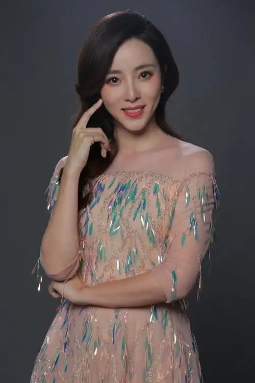 央视主持人李思思高清怼脸生图|李思思_新浪新闻