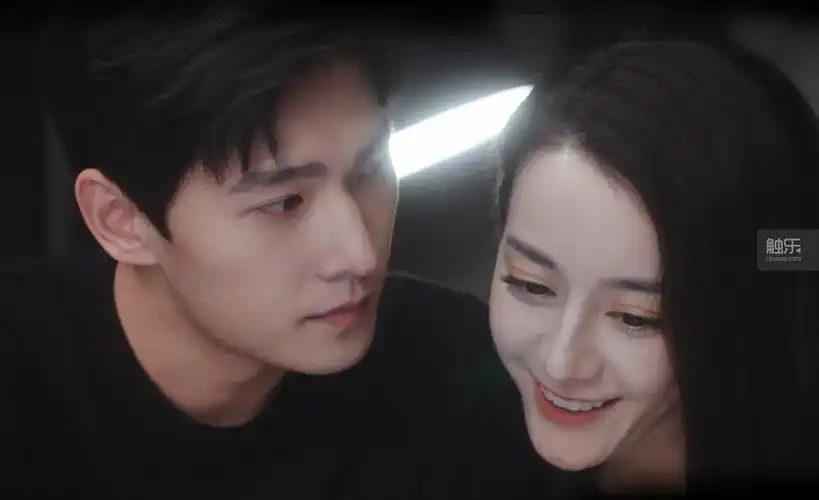 (迪丽热巴饰)苦练游戏技术,在游戏中偶然重逢了高中时期暗恋的男同学