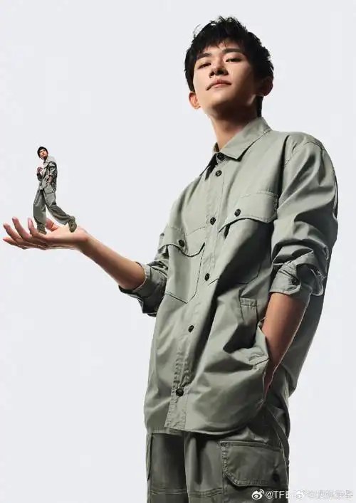 易烊千玺黑白丝巾#易烊千玺品牌宣传新造型来喽,六套look各有各的帅
