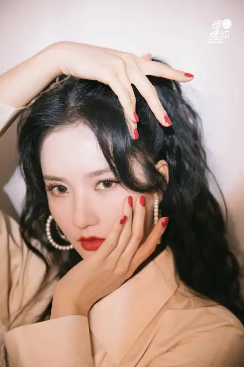 刘些宁卷发双马尾性感写真图片59