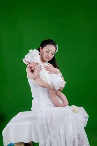 抠图练习好素材绿色背景拍摄的百日宝宝亲子原片22p